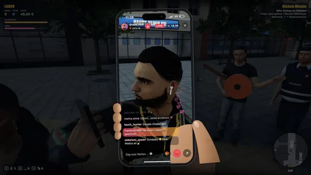 Screenshot: Rami geht auf TokTok live, auf dem Handybildschirm laufen die Kommentare der Zuschauer.